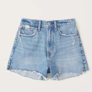 Abercrombie and Fitch High Rise Mom SHORTS
MEDIUM LIGHT WASH, 36 (22)